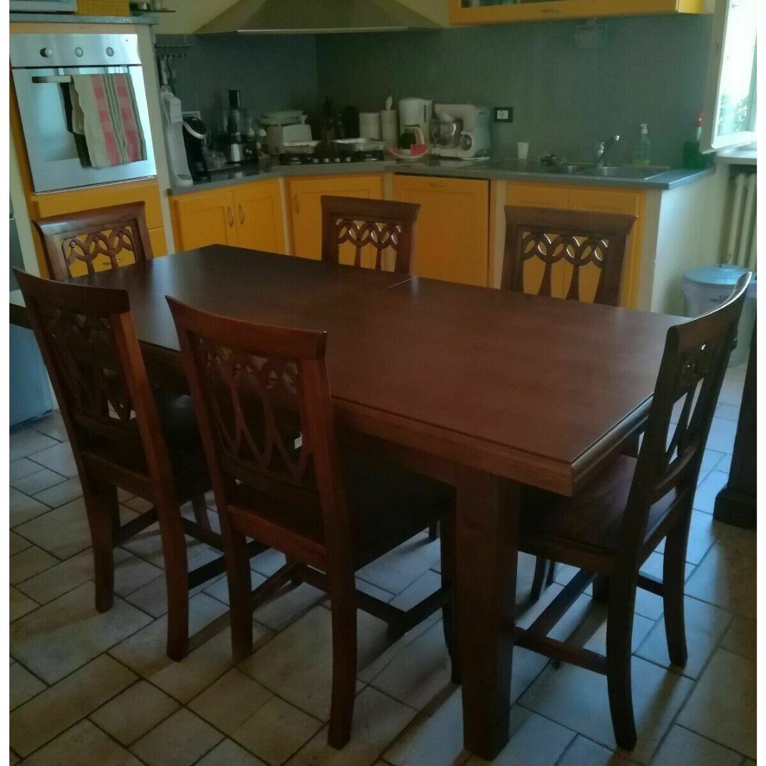 Tavolo fratino allungabile in legno noce posizionato in cucina, stile rustico classico.